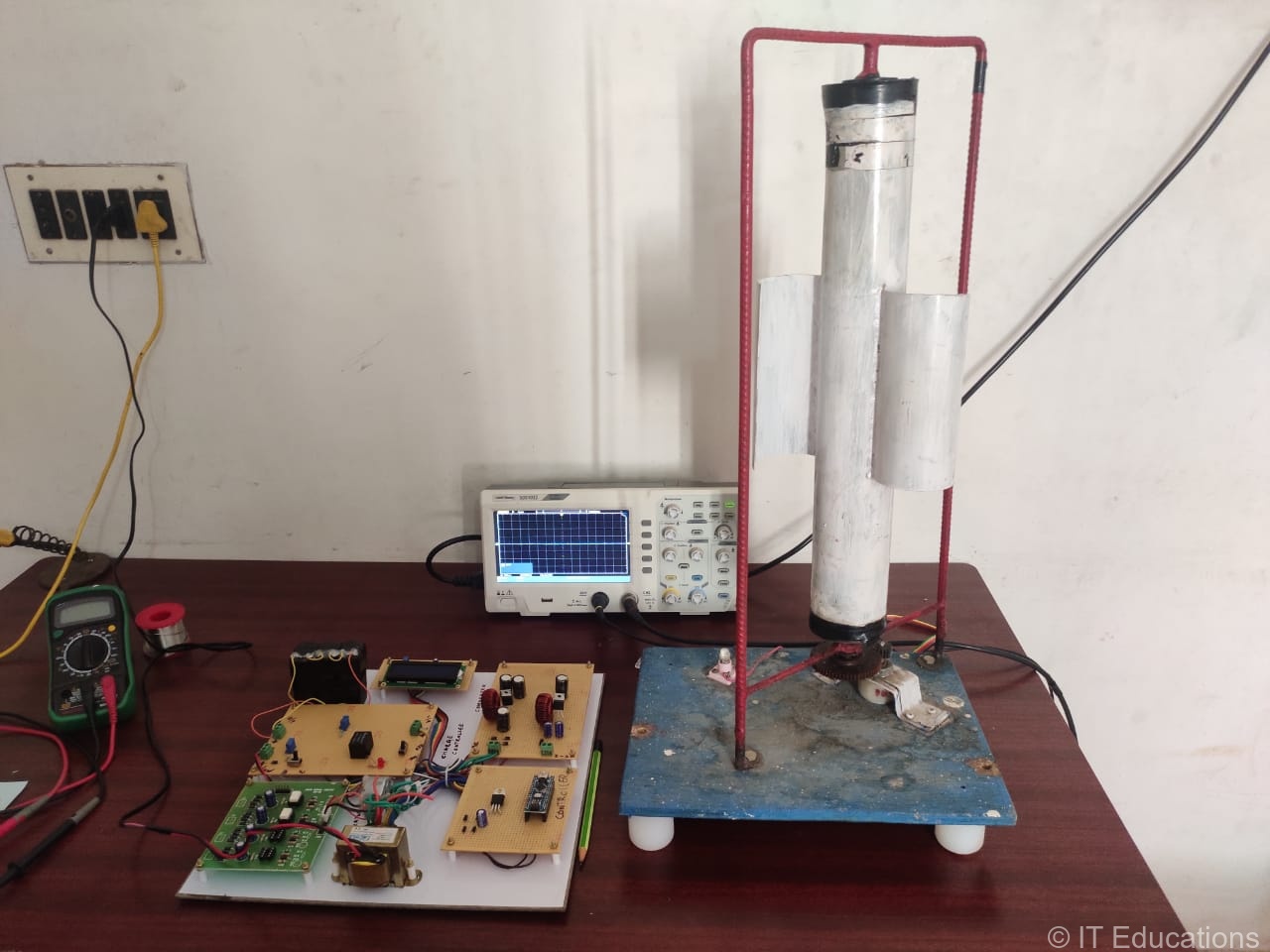Engineering Project Maker in Nagpur - WIND MILL   BATTERY CHARGING.